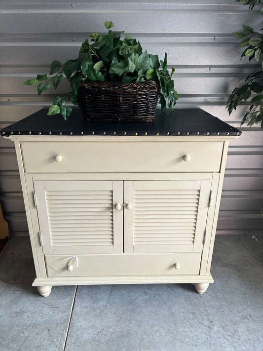 (Like New)BEAUTIFUL COTTAGE CREAM COLORED VANITY WITH LEATHER TOP